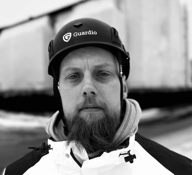 Svart/hvit bilde av person med hjelm