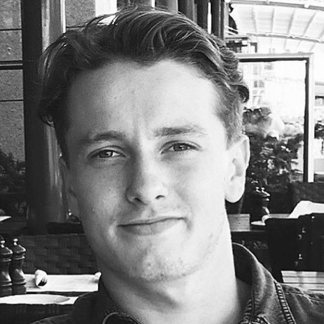 Sort hvitt bilde av ansatt
