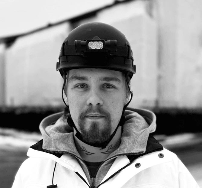 Svart/hvitt bilde av ansatt i Gressvik Bygg og eiendom AS
